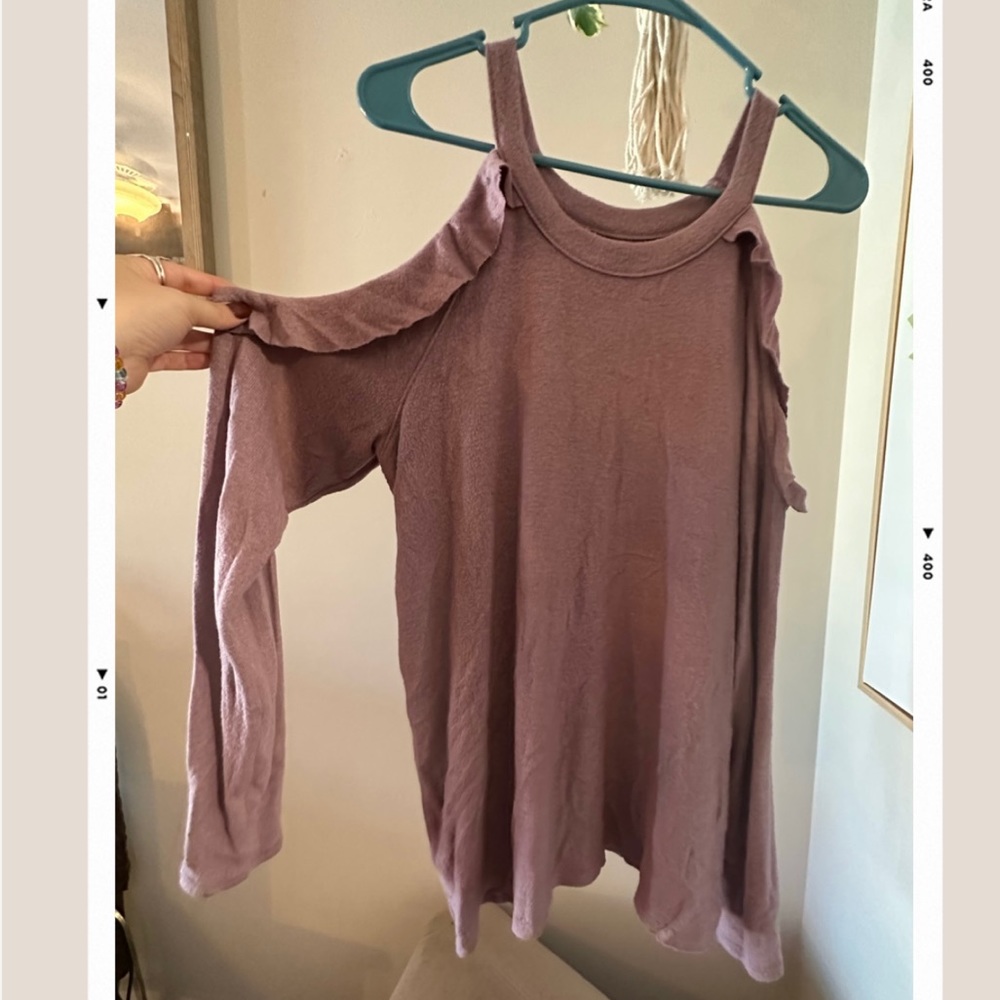 Cold shoulder lightweight sweater